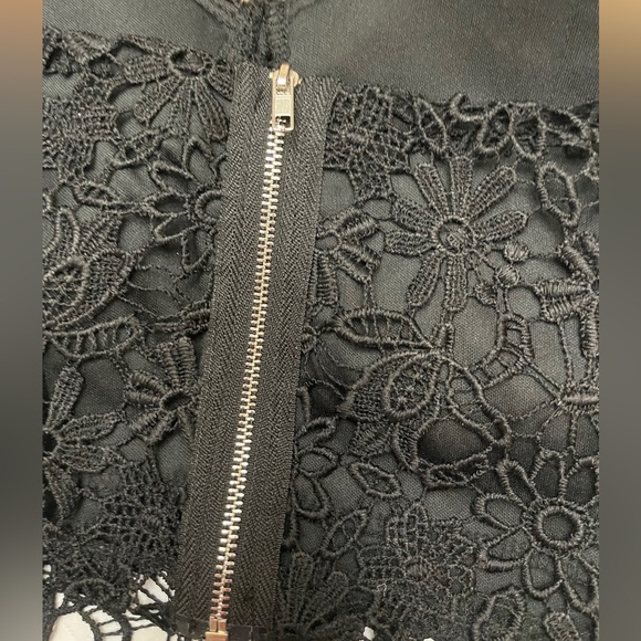 Large Black Lacey Bra. Zippered Back Closure. Adjustable Straps. - Picture 3 of 8